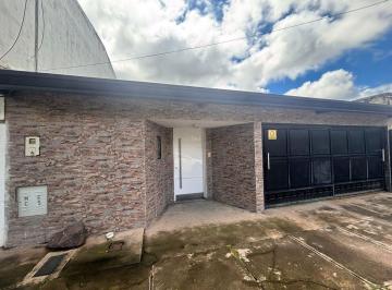 Casa · 180m² · 5 Ambientes · 2 Cocheras · Vendo Casa en Barrio Judicial 3 Habitaciones
