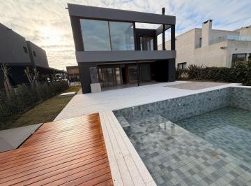 Casa · 261m² · 6 Ambientes · Casa - Canal Barrio Nautico