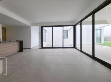 Casa · 131m² · 4 Ambientes · 4 Cocheras · Casa en Venta | San Sebastián Área 1 | 3 Dorm. | Pileta | a Estrenar