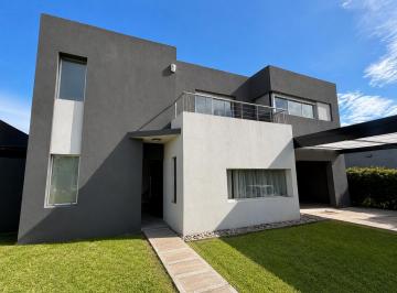 Casa · 200m² · 8 Ambientes · 2 Cocheras · Casa en Fisherton