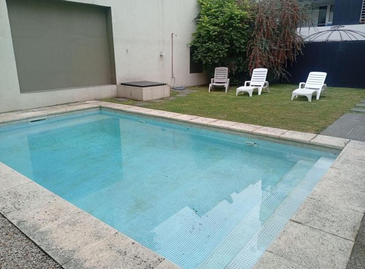 Hermoso 2 Ambientes Al Frente con Balcon. Edificio con Piscina y Solarium