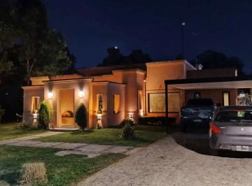 Casa · 220m² · 6 Ambientes · 4 Cocheras · Casa Chalet en Venta en Casuarinas del Pilar, Zelaya, Pilar