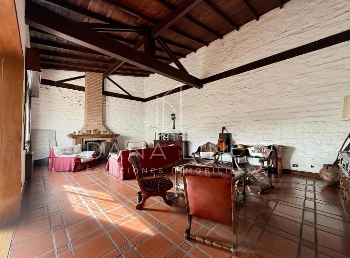 Casa · 241m² · 6 Ambientes · 1 Cochera