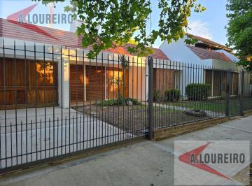 Casa · 130m² · 5 Ambientes · 2 Cocheras · Casa a 200 m de La Estación