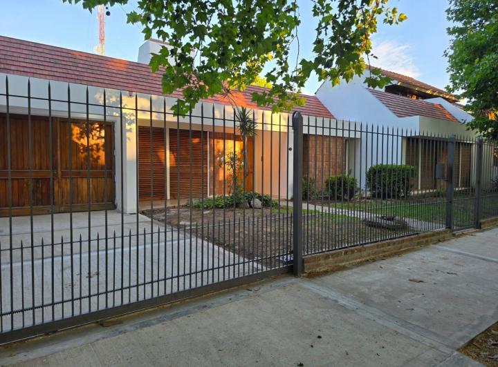 Casa · 130m² · 5 Ambientes · 2 Cocheras