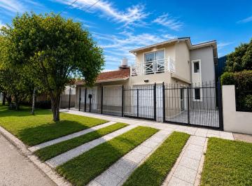Casa · 145m² · 4 Ambientes · 2 Cocheras · Chalet Al Frente con Parque y Garage
