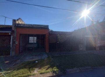 Casa · 112m² · 4 Ambientes · Casa Tres Ambientes con Cochera Parque Piscina Ezpeleta Oeste
