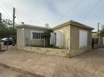 Casa · 228m² · 4 Ambientes · 1 Cochera · Casa en Santa Rosa