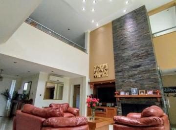 Casa · 300m² · 6 Ambientes · Casa - Adrogue