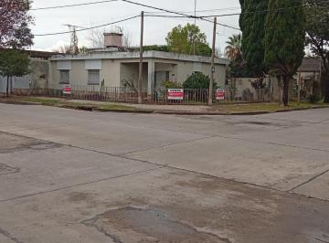 Casa · 169m² · 6 Ambientes · 1 Cochera · Casa en Esquina Sobre Importante Terreno
