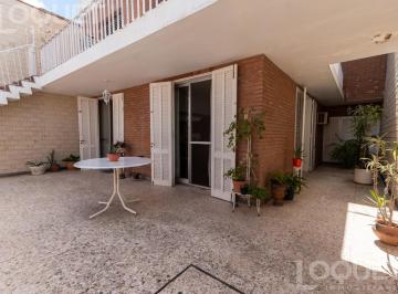 Casa · 283m² · 6 Ambientes · 1 Cochera · Venta de Casa de Categoría en 7 Jefes con Tres Dorm., Cochera y Patio.