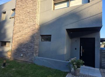 Casa · 200m² · 5 Ambientes · 2 Cocheras · Casa en Venta en Villa Warcalde, 3 Dorm., Pileta, con Escritura.
