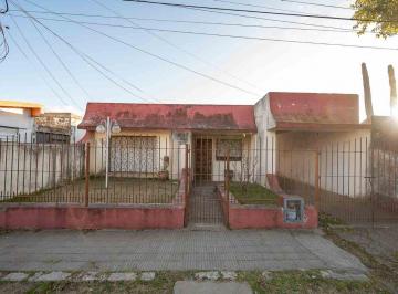 Casa · 96m² · 4 Ambientes · 3 Cocheras · Casa en Venta de 2 Dorm. a Reciclar en F. L. b