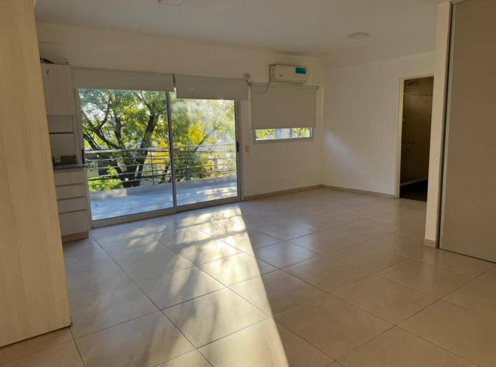Luminoso y Moderno Monoambiente con Amplio Balcón Terraza y Lavadero