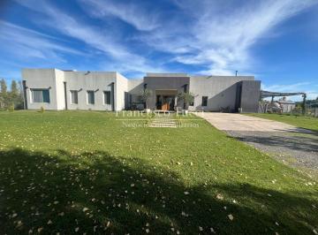 Casa · 272m² · 5 Ambientes · 1 Cochera · Casa en Comarcas de Luján San Roque