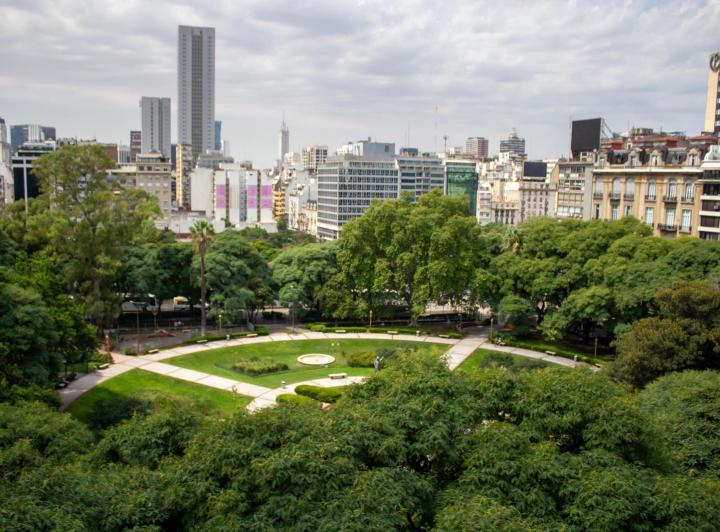 Apto Profesional. Monoambiente con Vistas Abiertas a Plaza Libertad