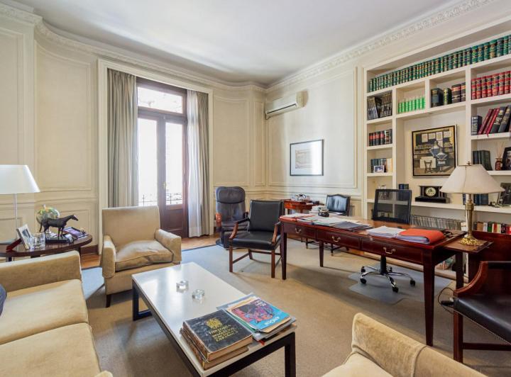 Oficina de 7 Ambientes en Edificio Francés - Retiro