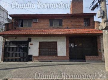 Casa de 4 ambientes, Morón · Casa de 210 m², con Terraza, Parrilla, y Cochera en Venta en Morón