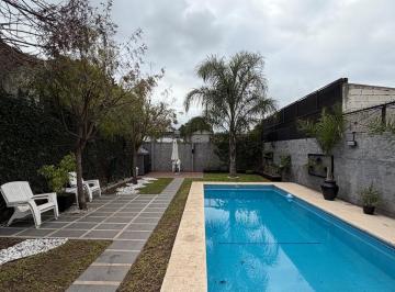 Casa · 200m² · 7 Ambientes · 1 Cochera · Increible Casa en Jose Clemente Paz con Pileta