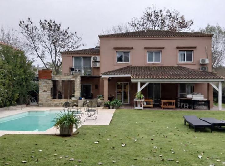 Casa · 300m² · 8 Ambientes