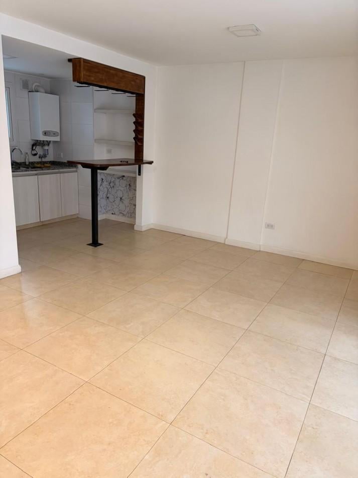 Departamento 2 ambientes con cochera en alquiler – Salta 641 segundo piso