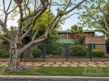 Casa · 427m² · 5 Ambientes · 5 Cocheras · Casa | 7 Ambientes | Piscina | Lote 1335 m² | Cochera | Castelar Norte