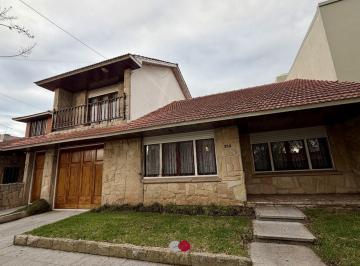 Casa · 200m² · 5 Ambientes · 2 Cocheras · Casa en Villa Primera