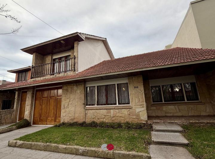 Casa · 200m² · 5 Ambientes · 2 Cocheras