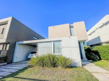 Casa de 4 ambientes, La Plata · 10 E/ 461 y 462 Casa de 3 Dorm. Quincho, Parrilla y Pileta en Venta, City Bell, La Plata.