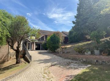 Casa de 6 ambientes, Villa Carlos Paz · Casa en Venta en Costa Azul de Categoría con Pileta de Natación y Sauna