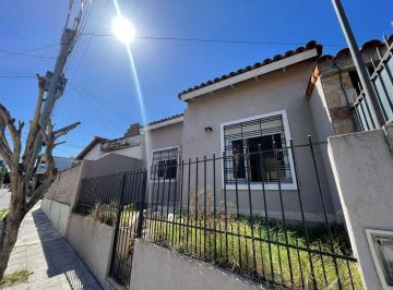 Casa · 65m² · 3 Ambientes · Venta Casa 3 Ambientes en Bernal Gran Oportunida Apto Crédito