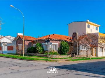 Casa · 210m² · 3 Ambientes · Chalet en El Entorno del Barrio Chauvin