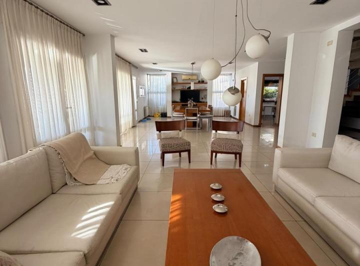 Casa · 1013m² · 6 Ambientes · 2 Cocheras