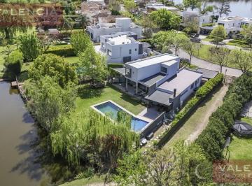 Casa · 272m² · 6 Ambientes · 1 Cochera · Casa a un Espejo de Agua en El Encuentro