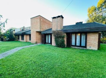 Casa · 120m² · 4 Ambientes · Hermoso Chalet 4 Ambientes Barrio Los Pinares