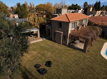 Casa · 245m² · 6 Ambientes · 2 Cocheras · Casa en Venta Barrio San Francisco del Monte Calle Elpidio Gonzalez