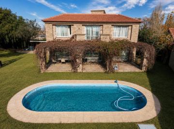 Casa · 245m² · 6 Ambientes · 2 Cocheras · Casa en Venta Barrio San Francisco del Monte Calle Elpidio Gonzalez