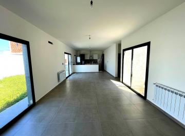 Casa · 110m² · 3 Ambientes · 2 Cocheras · Rincones de Manantiales - Casa P. Baja 2 Dorm 2 Bñ Ampliable
