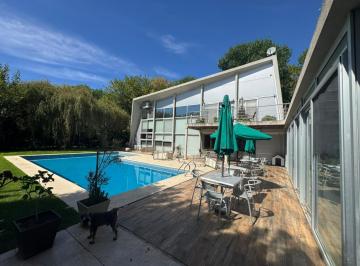 Casa · 388m² · 8 Ambientes · Casa en City Bell