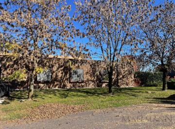 Casa · 210m² · 5 Ambientes · 2 Cocheras · Venta Casa 3 Dorm. en San Francisco Cc con Pileta y Lote Interno con Fondo Verde