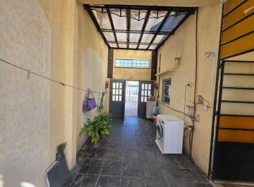 Casa de 5 ambientes, Morón · Casa Dividida - 4 Habitaciones - Jardín y Cochera en Venta en Haedo, Morón, G. B. a. Zona Oeste