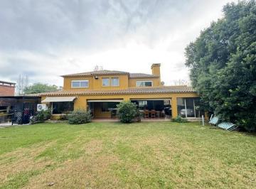 Casa · 261m² · 7 Ambientes · 1 Cochera · Casa en Laguna del Sol