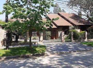 Casa de 6 ambientes, Almirante Brown · Lindo y Luminoso Chalet con 3 Dorm., Quincho y Pileta