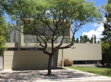 Casa · 208m² · 5 Ambientes · Casa en Venta en Santa Barbara, Tigre, G. B. a. Zona Norte