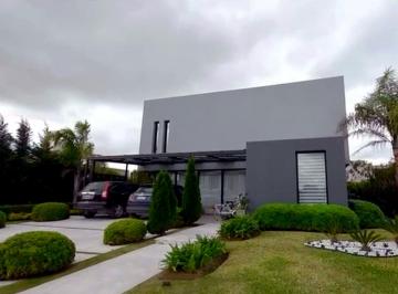 Casa · 300m² · 5 Ambientes · 2 Cocheras · Casa con 3 Dorm. y 300 m² en Barrio Lagos de Canning Sobre Lote de 750 m²