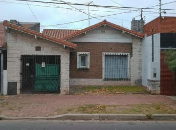 Casa · 107m² · 3 Ambientes · 1 Cochera · Venta Chalet en San Martin B.