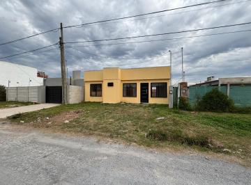 Casa · 60m² · 4 Ambientes · 1 Cochera · Casa en Venta de 3 Dorm.. Lavadero y Galería. Campana Barrio Jardin de Los Pioneros