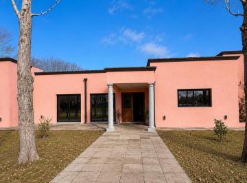 Casa · 419m² · 8 Ambientes · 1 Cochera · Una Residencia Única Que Combina Espacios Generosos, Privacidad y Todas Las Comodidades, Amueblada!