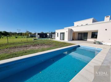 Casa · 170m² · 5 Ambientes · 1 Cochera · Casa en Medal Country Club