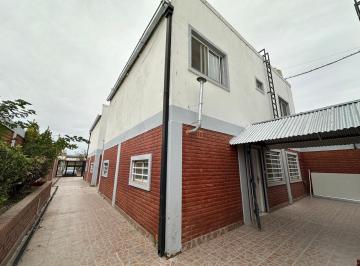 Casa · 65m² · 5 Ambientes · Dúplex en Alquiler, Zona Tranquila
